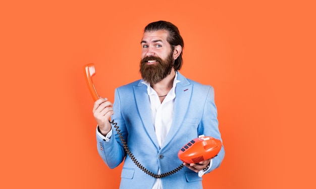 Homem falando com telefone vintage homem barbudo de terno segurando telefone retrô ficar conectado conceito de atendimento ao cliente Homem barbudo com telefone celular conceito de chamada de negócios forma superior de realty