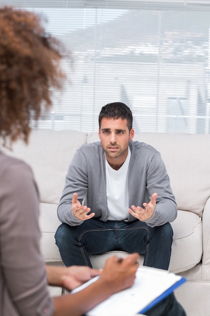 Homem falando com um terapeuta