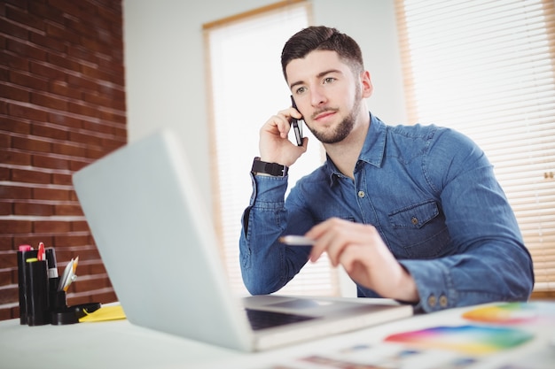 Homem falando no telefone no escritório