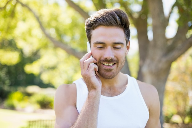 Homem falando telefone móvel