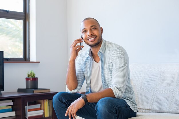 Homem falando telefone móvel