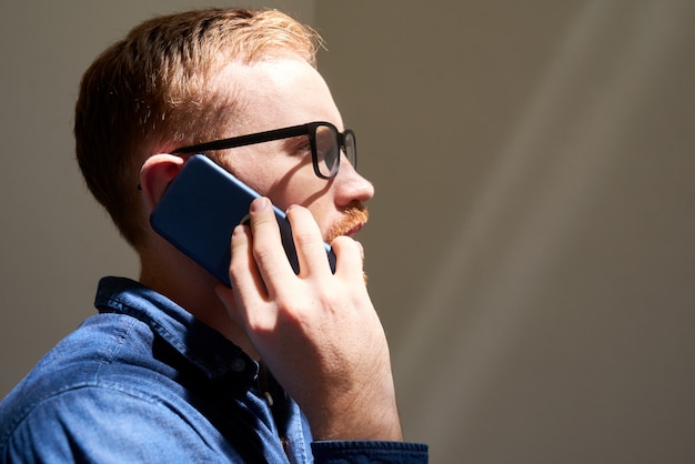 Homem falando telefone móvel