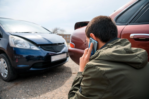 Homem falante com acidente de carro