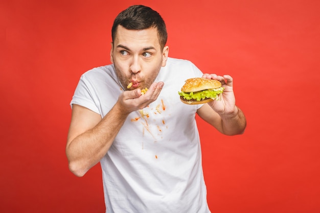 Homem faminto comendo junk food