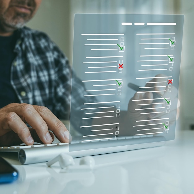 Foto homem faz exame on-line em tela virtual responde a uma pesquisa preenchendo um formulário técnico conceito de teste de questionário