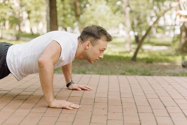 Homem faz exercícios fora