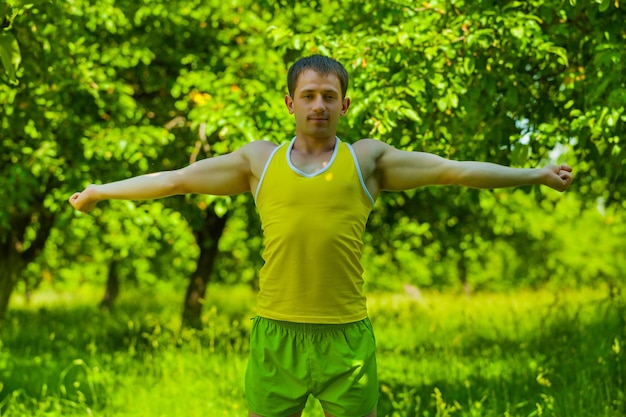 Foto homem faz ginástica no parque