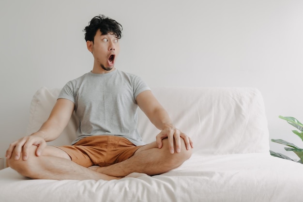 Foto homem faz meditação, mas surpreso com uma grande distração do conteúdo