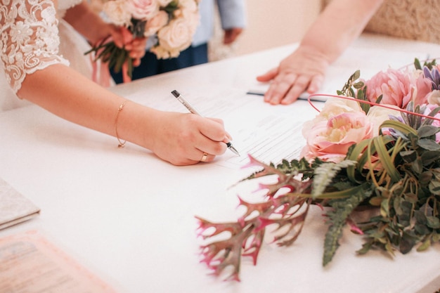 Homem faz para assinar no cartório durante o casamento