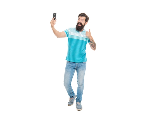 homem faz selfie de smartphone no fundo polegar para cima foto de homem faz selfie de smartphone homem faz selfie de smartphone isolado no branco homem faz selfie de smartphone no estúdio
