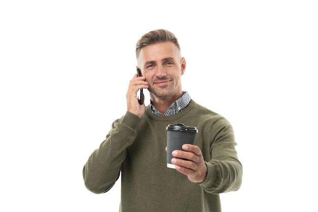 Homem faz uma ligação na pausa para o café sorri no fundo da foto de um homem faz uma ligação na pausa para o café homem faz uma ligação na pausa para o café isolado no branco homem tem uma ligação na pausa para o café no estúdio