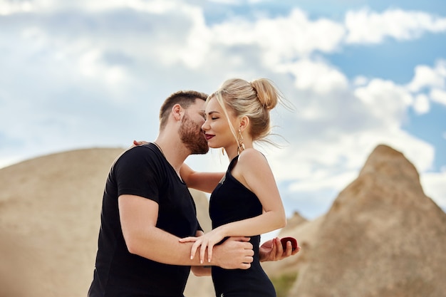 Homem faz uma proposta de casamento para sua namorada.