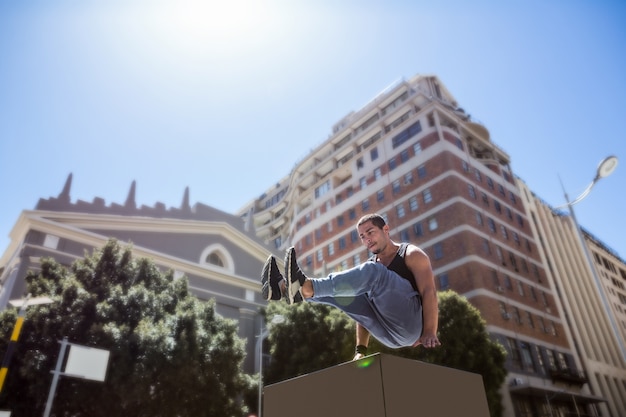 Homem fazendo corrida livre na cidade