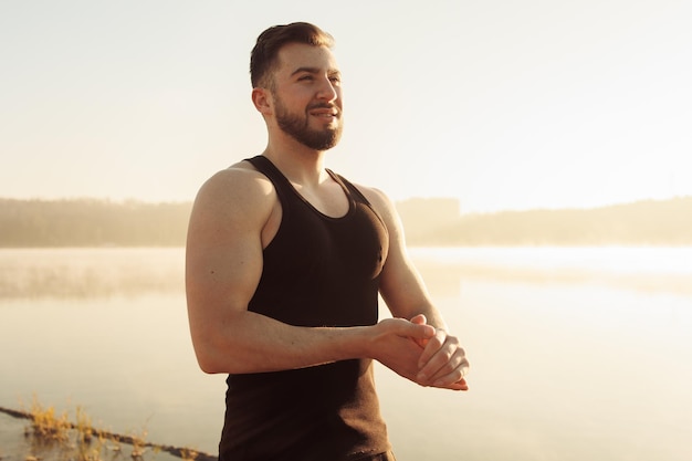 Foto homem fazendo esporte fora do conceito de fitness