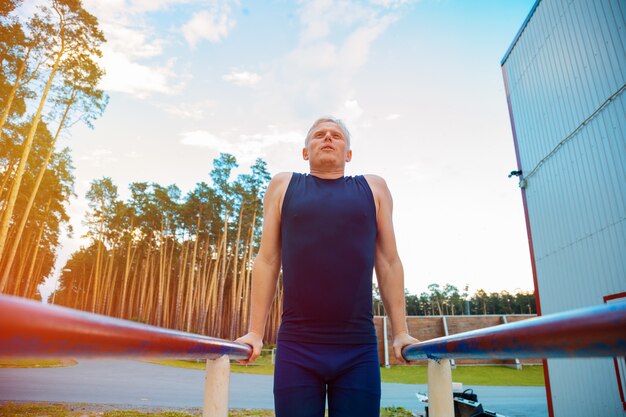 Foto homem fazendo exercícios ao ar livre