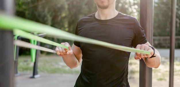 Foto homem fazendo exercícios ao ar livre