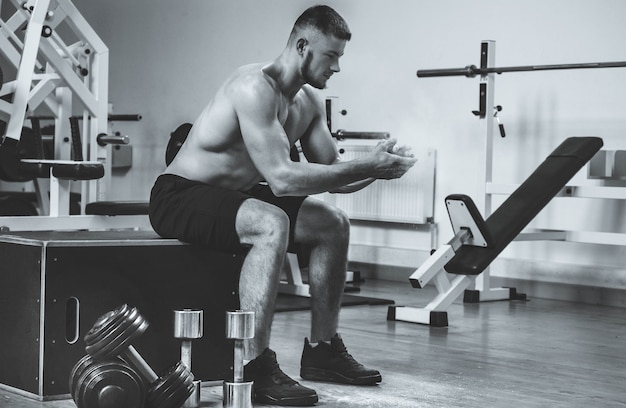 Homem fazendo exercícios na academia