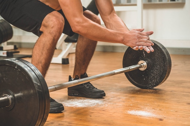 Homem fazendo exercícios na academia