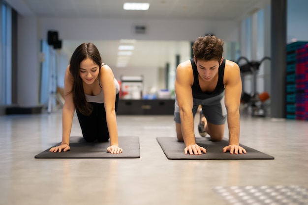 Homem fazendo flexões em uma academia