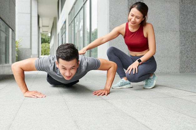 Homem fazendo flexões sob controle