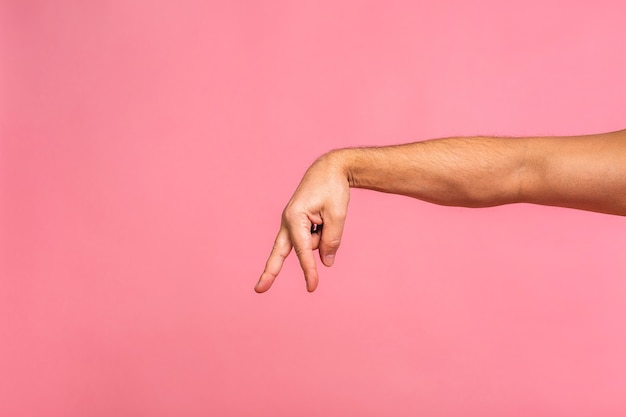 Foto homem fazendo gestos manuais apontando para um objeto virtual com o dedo indicador