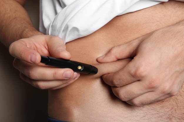 Homem fazendo injeção de insulina no estômago closeup Doença de diabetes