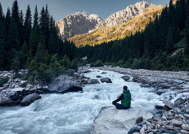 Foto homem fazendo ioga meditação nas montanhas