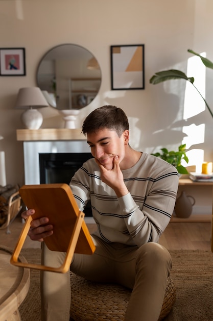 Homem fazendo maquiagem dentro de casa