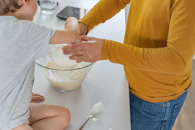 Homem fazendo pão caseiro com seu filho