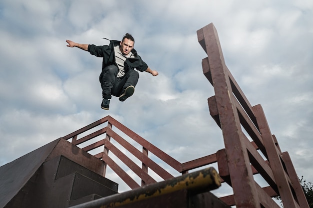 Homem fazendo parkour na cidade. atleta praticando corrida livre.