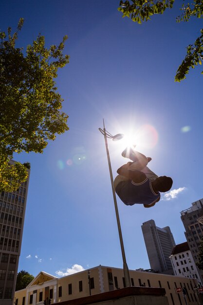 Homem fazendo parkour na cidade