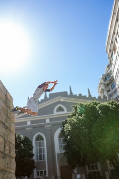 Homem fazendo parkour na cidade