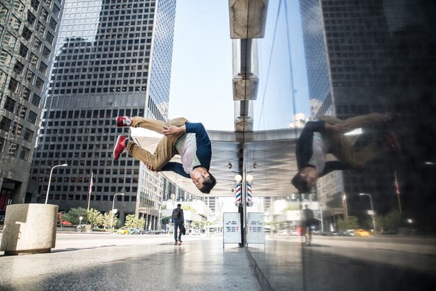 Homem fazendo parkour