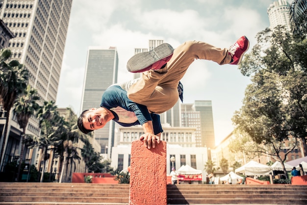 Foto homem fazendo parkour