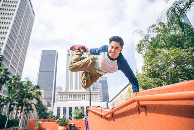 Homem fazendo parkour