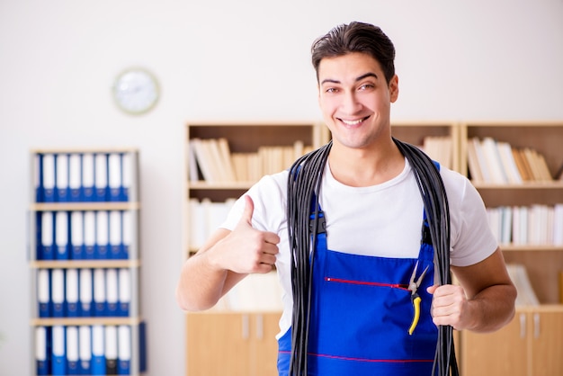 Foto homem fazendo reparos elétricos em casa