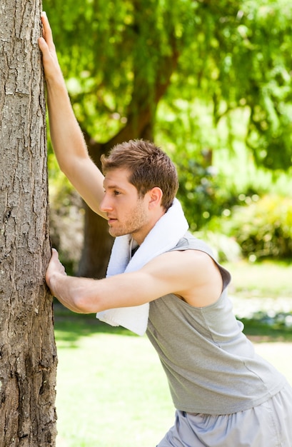 Homem fazendo seus trechos no parque