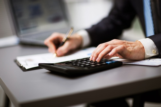 Homem fazendo sua contabilidade, consultor financeiro trabalhando