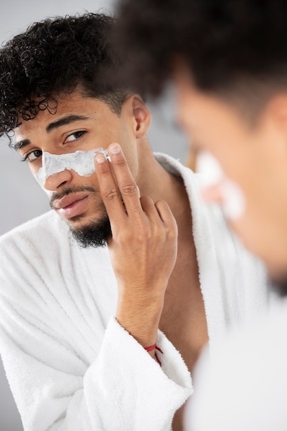 Foto homem fazendo sua rotina de cuidados com o rosto