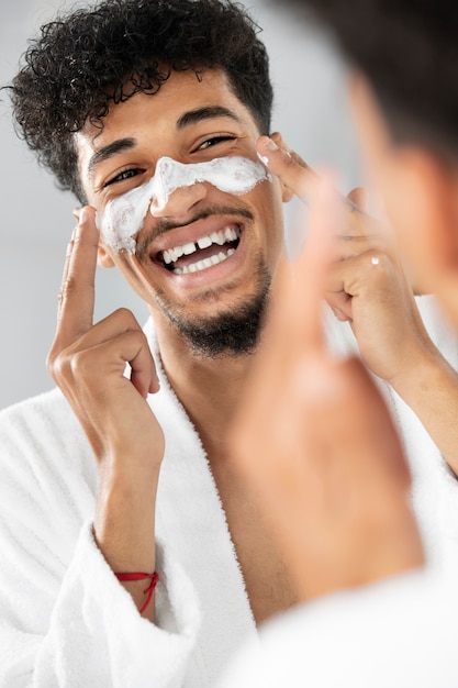 Foto homem fazendo sua rotina de cuidados com o rosto