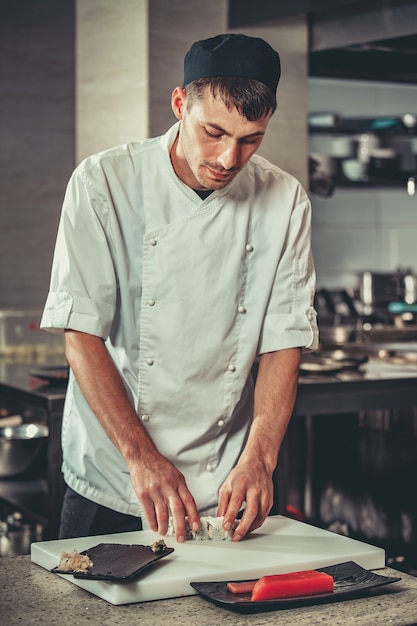 Homem fazendo sushi delicioso em um restaurante