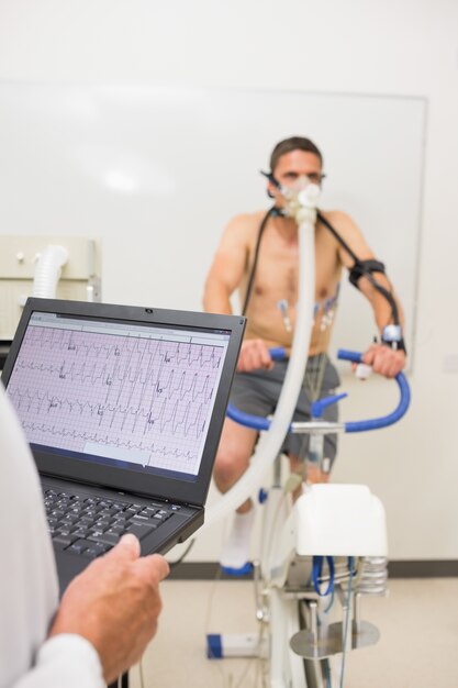 Homem fazendo teste de fitness na bicicleta de exercício