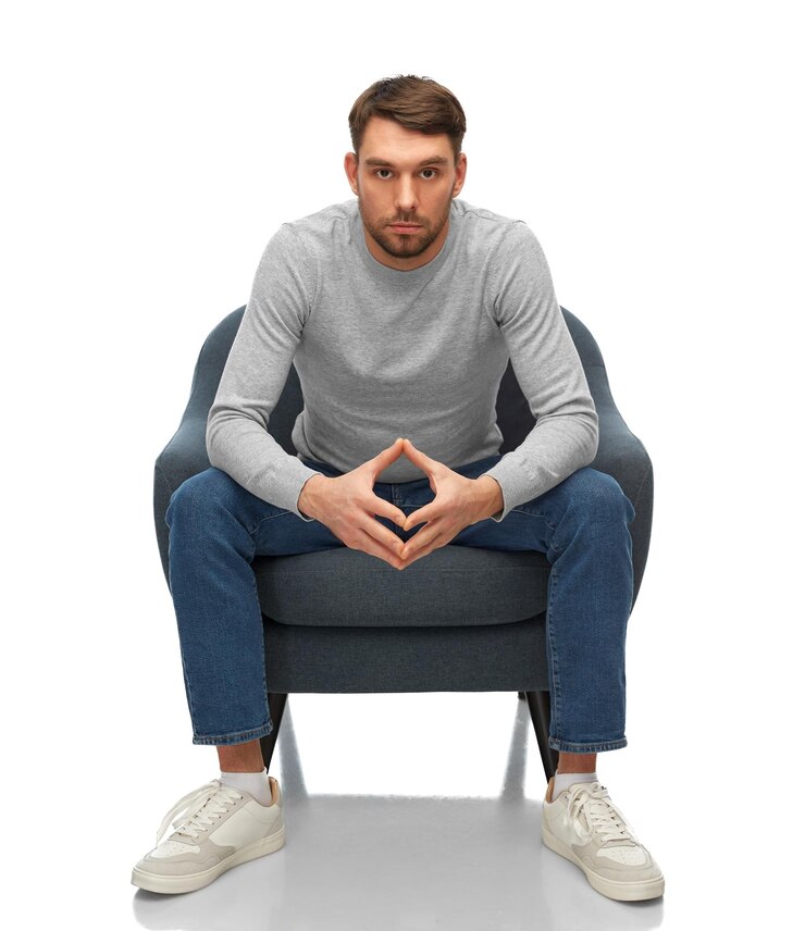 Foto homem fazendo triângulo de poder gesto