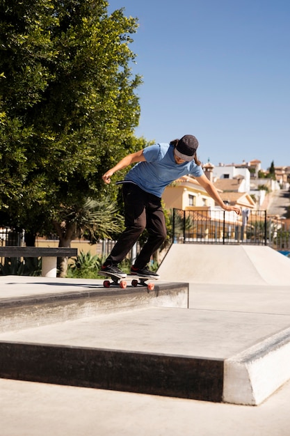 Foto homem fazendo truque no skate completo