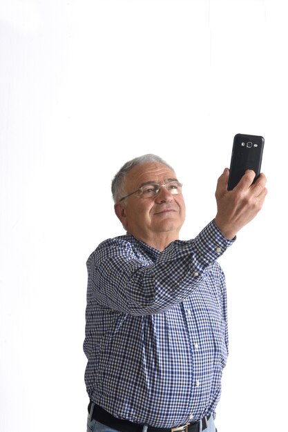 Homem fazendo um retrato com o telefone em branco
