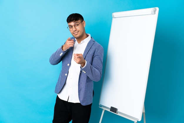 Homem fazendo uma apresentação com um quadro branco