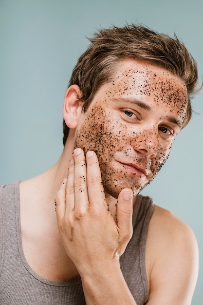 Homem fazendo uma esfoliação facial