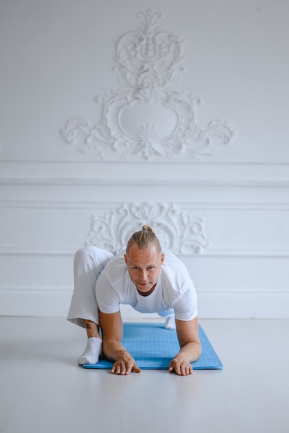 Homem fazendo yoga em casa