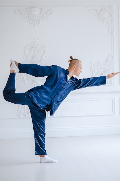 Homem fazendo yoga em casa