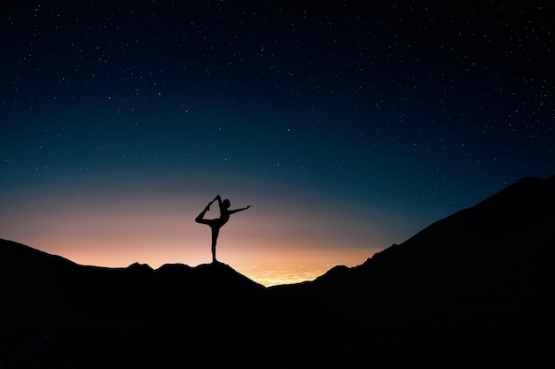 Homem fazendo Yoga no céu noturno